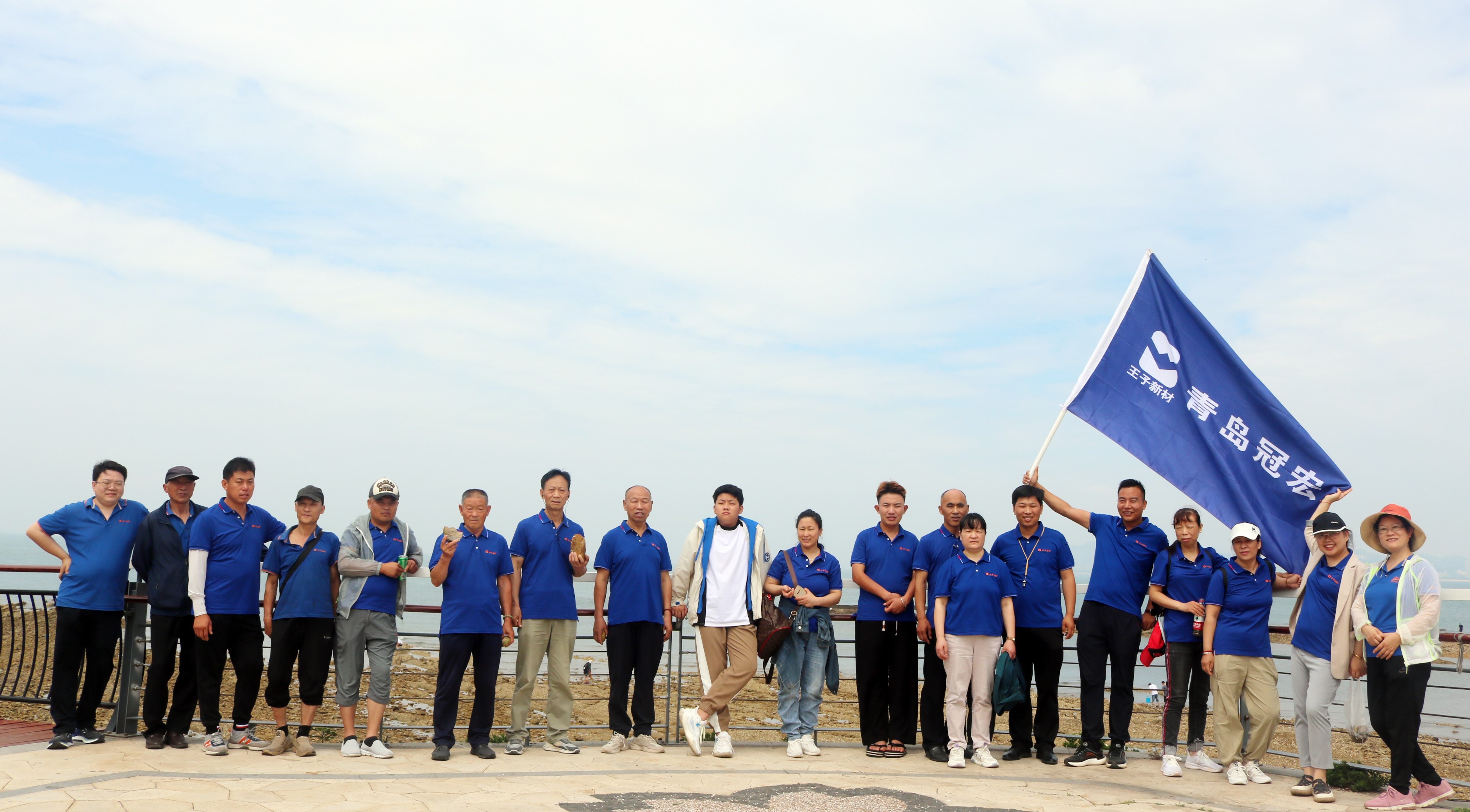 为推动员工全面了解企业文化，增进领导与员工之间的了解与共识，增强全体成员的凝聚力与向心力，提高员工工作的热情和积极性，青岛冠宏包装有限公司开展了为期一天的海边团建之旅，一同去踏海逐浪，放松心情。让我们一起迎接一个充满活力与欢笑的海边团建活动！